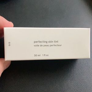 Glossier perfecting skin tint G10